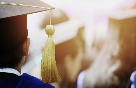 Junger Mann mit viereckigem Diplomhut mit einer Quaste