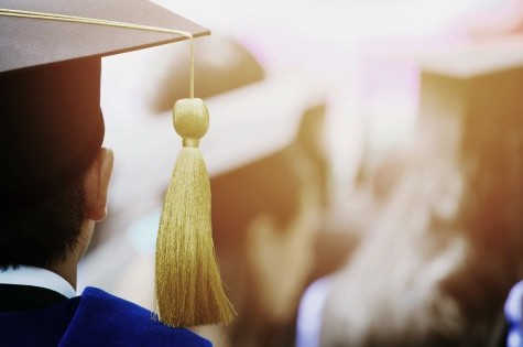 Junger Mann mit viereckigem Diplomhut mit einer Quaste