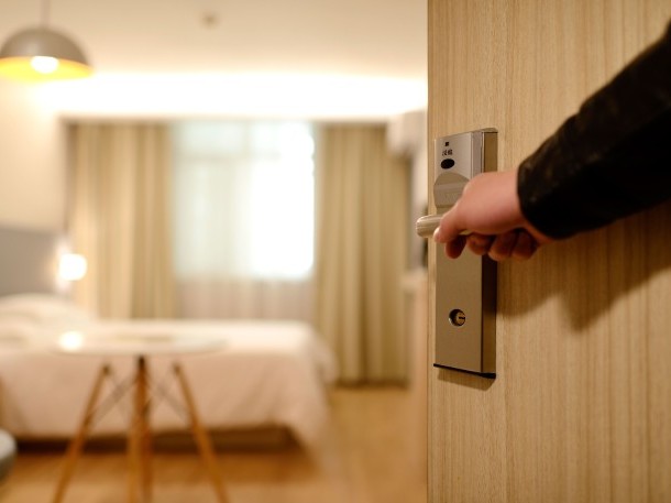 Türe wird zu einem Gästezimmer geöffnet.