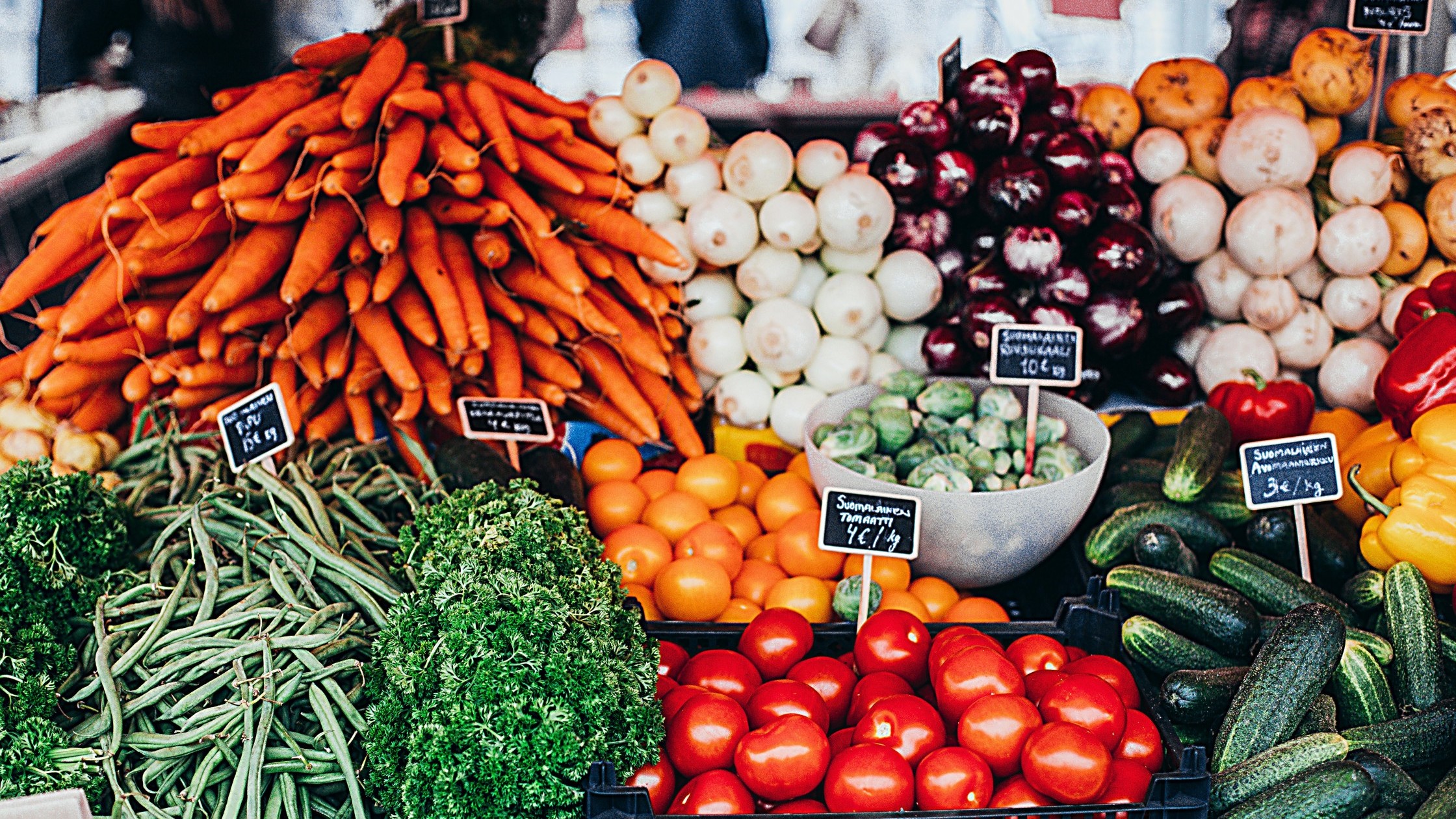 Gemüsestand auf dem Wochenmarkt mit Karotten, Tomaten, Gurken und vielem mehr. 