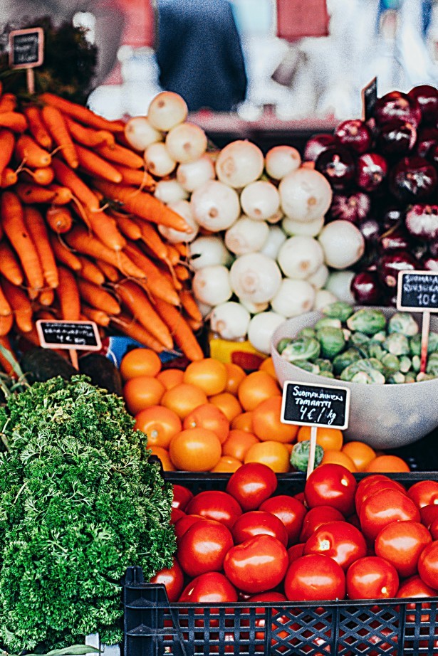Gemüsestand auf dem Wochenmarkt mit Karotten, Tomaten, Gurken und vielem mehr. 