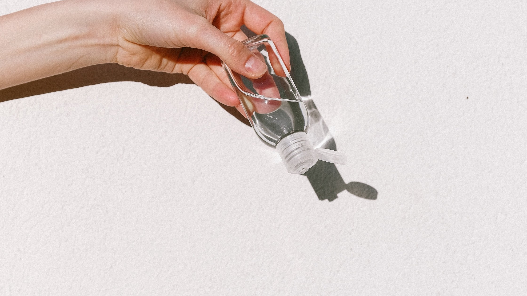 Hände nutzen Desinfektionsmittel