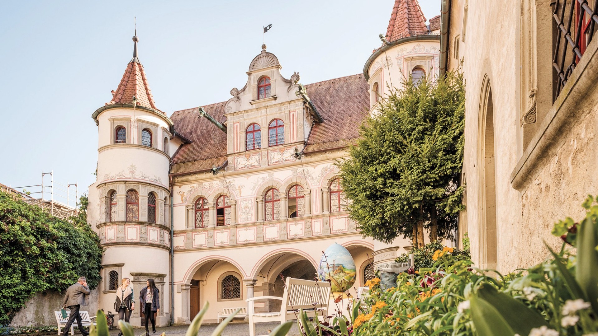 Das reich verzierte historische Rathaus von Konstanz mit seiner bemalten Fassade und Fachwerk-Elementen