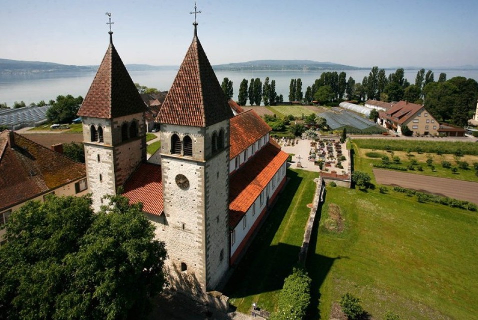 Panoramablick auf die Insel Reichenau im Bodensee mit der romanischen Basilika St. Peter und Paul im Vordergrund