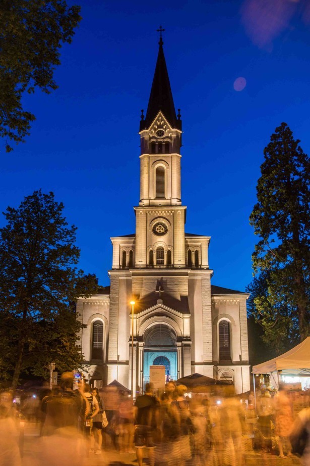 Die Lutherkirche in Konstanz erleuchtet in der Nacht, mit sanfter Beleuchtung, die ihre neogotische Architektur betont.