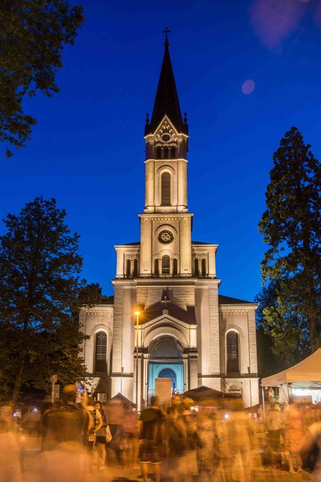 Die Lutherkirche in Konstanz erleuchtet in der Nacht, mit sanfter Beleuchtung, die ihre neogotische Architektur betont.