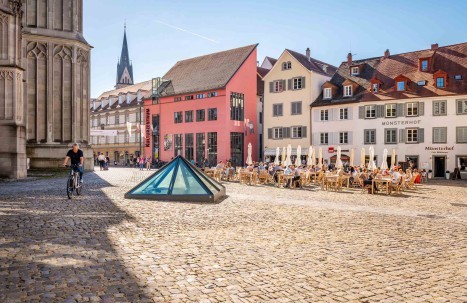 Der historische Münsterplatz in Konstanz mit dem Konstanzer Münster und umliegenden Gebäuden bei Tageslicht
