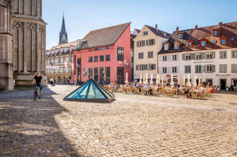 Der historische Münsterplatz in Konstanz mit dem Konstanzer Münster und umliegenden Gebäuden bei Tageslicht