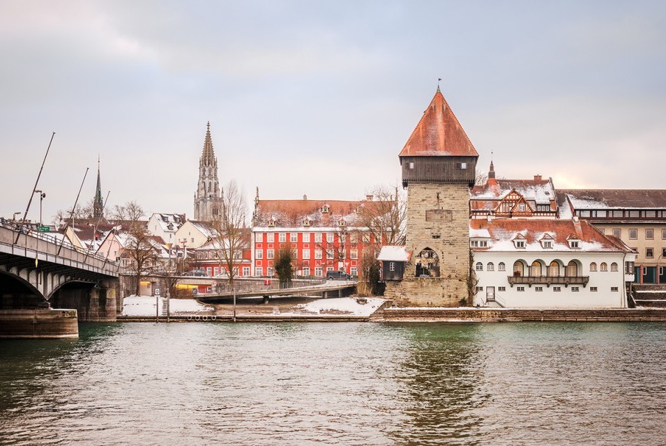 Der historische Rheintorturm in Konstanz mit Blick auf den Rhein und mittelalterlicher Architektur