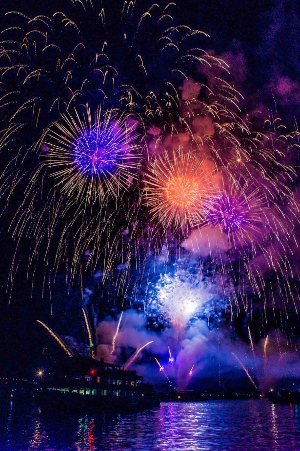 Farbenprächtiges Feuerwerk erleuchtet den Nachthimmel über dem Bodensee beim Seenachtfest in Konstanz