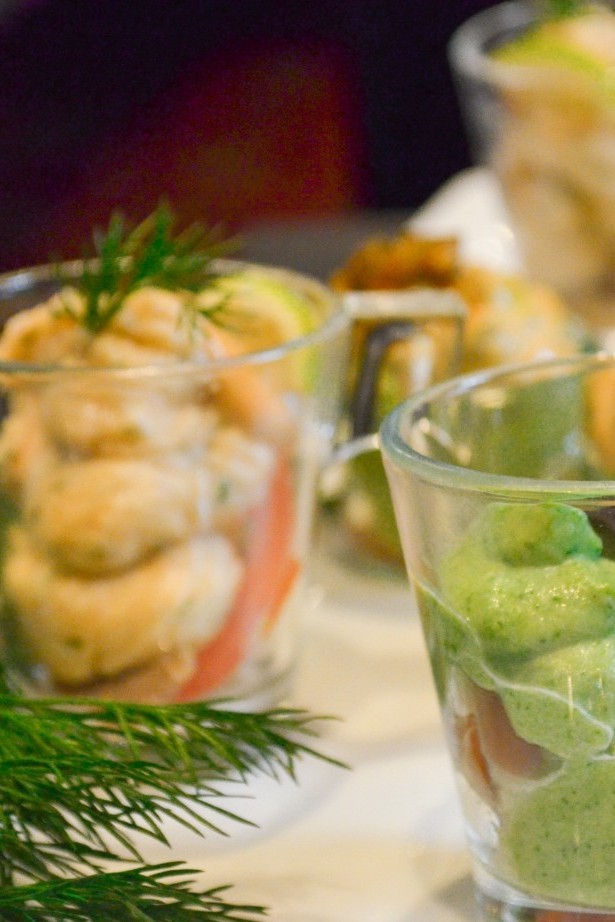 Hausgemachte Dips in kleinen Gläsern. 