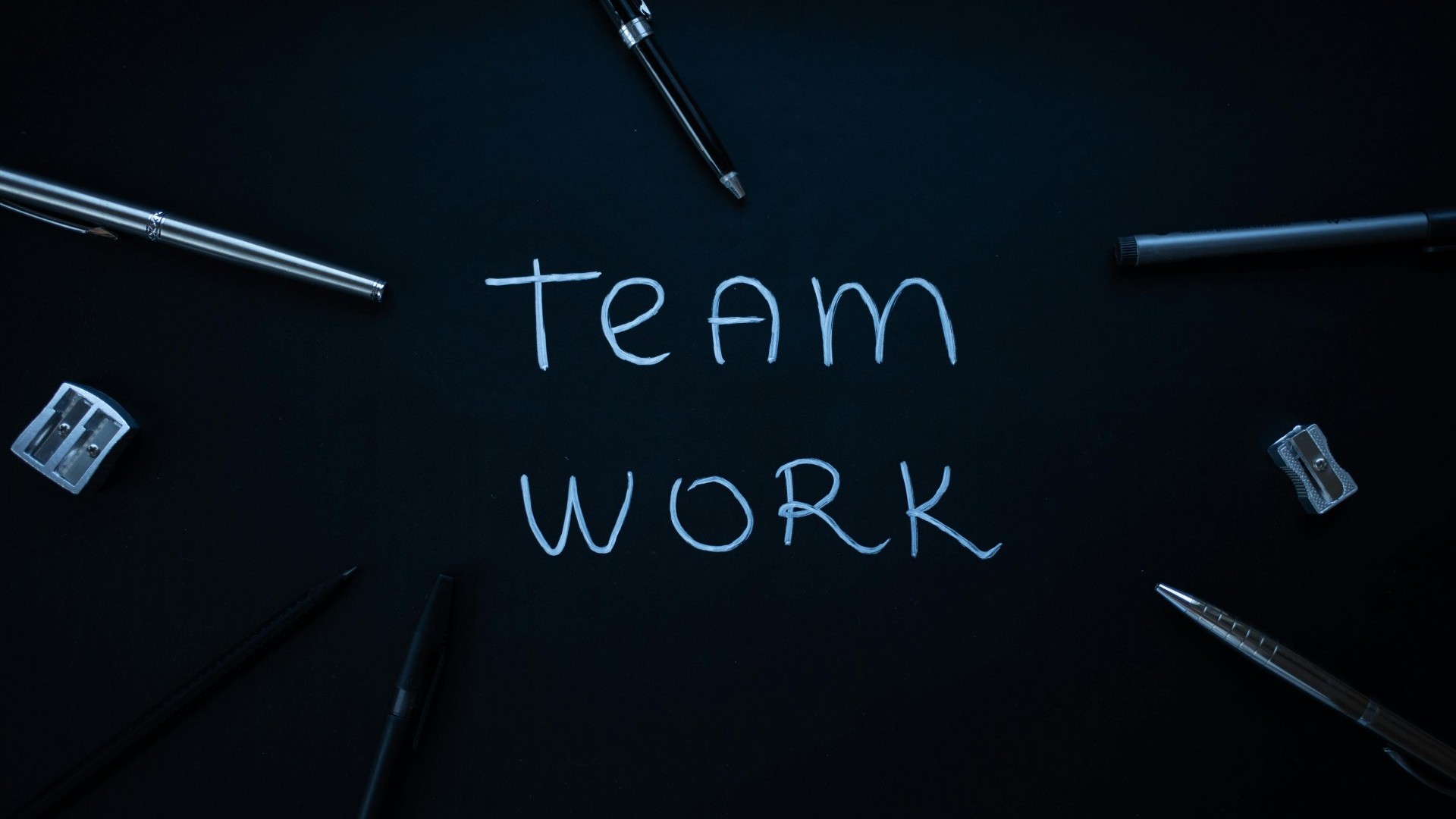 „Teamwork“ an eine Tafel geschrieben