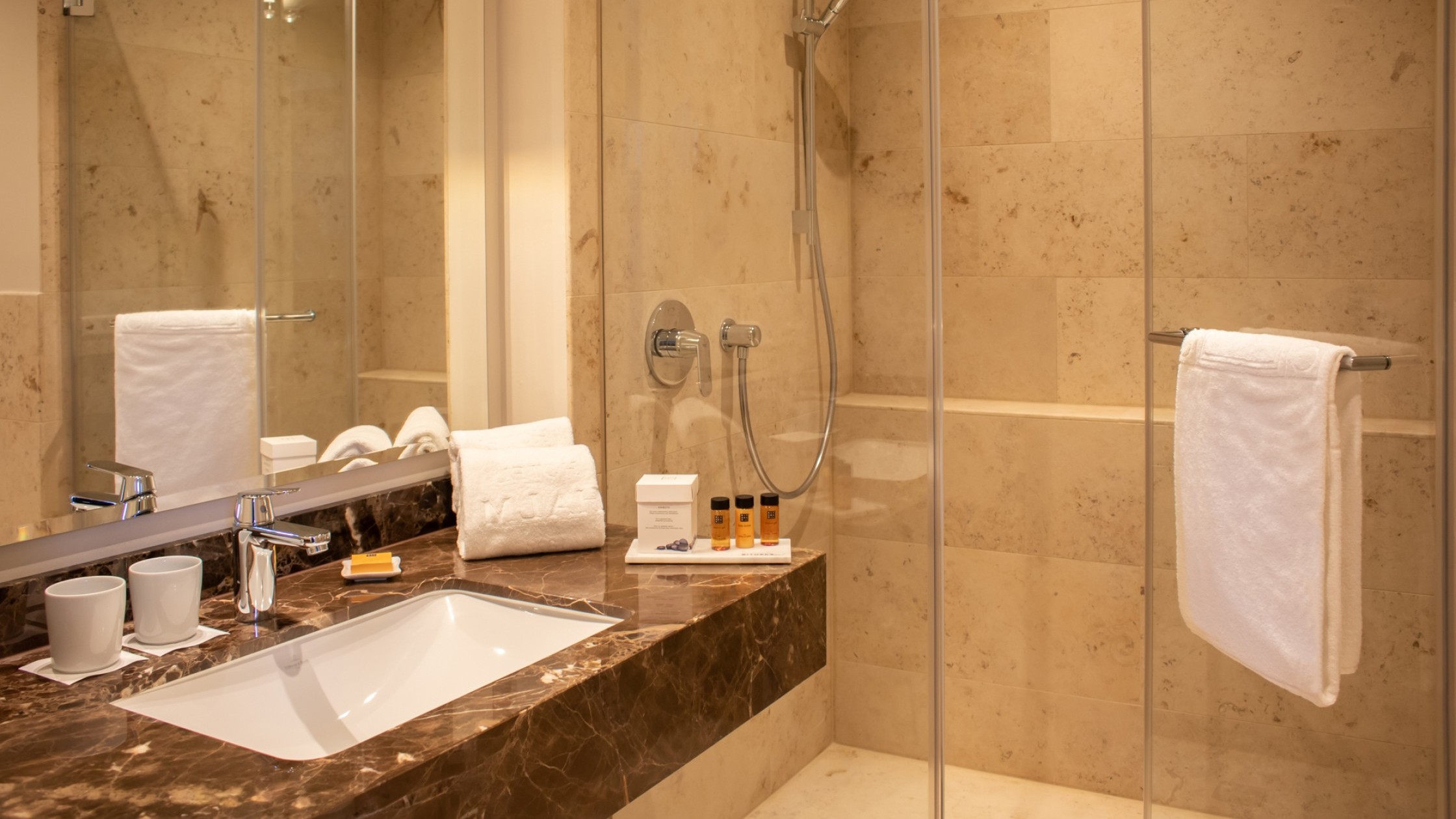 Hotel Alte Post: Modern hotel bathroom with shower and sink