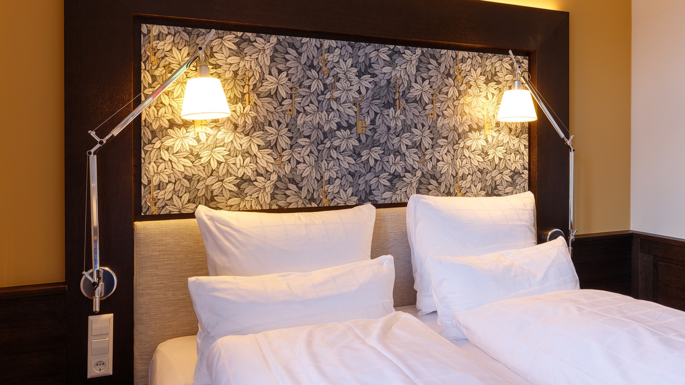 Ein stilvoll eingerichtetes Doppelzimmer im Hotel Alte Post mit modernen Textilien, Holzmöbeln und harmonischer Beleuchtung.