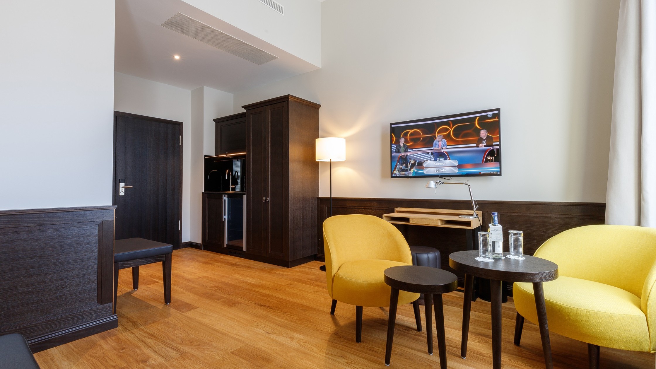 Modernes Studio Zimmer im Hotel Alte Post in Konstanz mit Klimaanlage, edlem Marmorbad, Doppelbett, Massivholzboden und gemütlicher Sitzecke