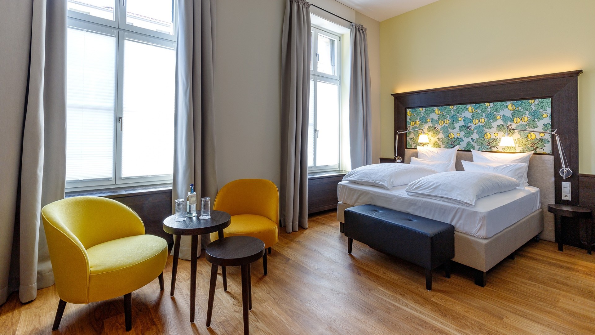 Modern studio room at Hotel Alte Post in Konstanz featuring air conditioning, elegant marble bathroom, double bed, hardwood flooring, and a cozy seating area