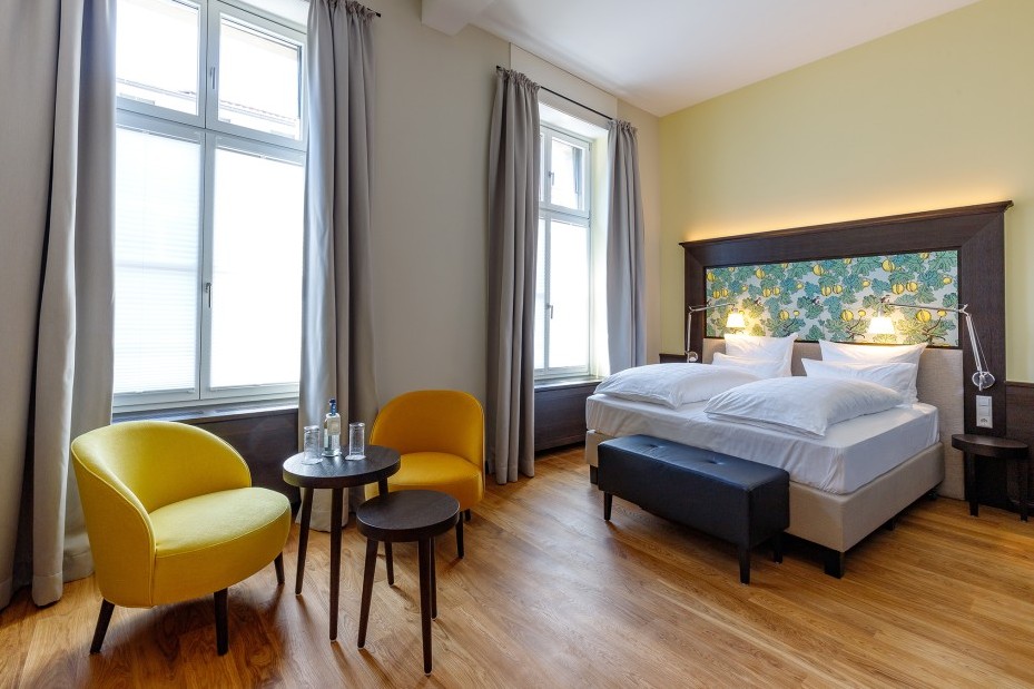 Modernes Studio Zimmer im Hotel Alte Post in Konstanz mit Klimaanlage, edlem Marmorbad, Doppelbett, Massivholzboden und gemütlicher Sitzecke