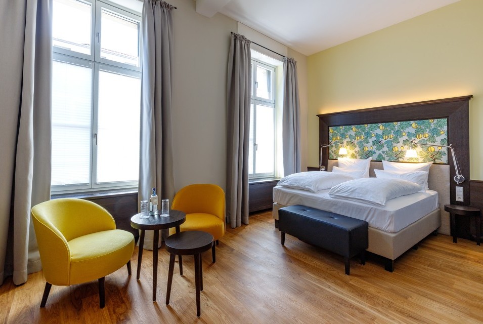 Modern studio room at Hotel Alte Post in Konstanz featuring air conditioning, elegant marble bathroom, double bed, hardwood flooring, and a cozy seating area