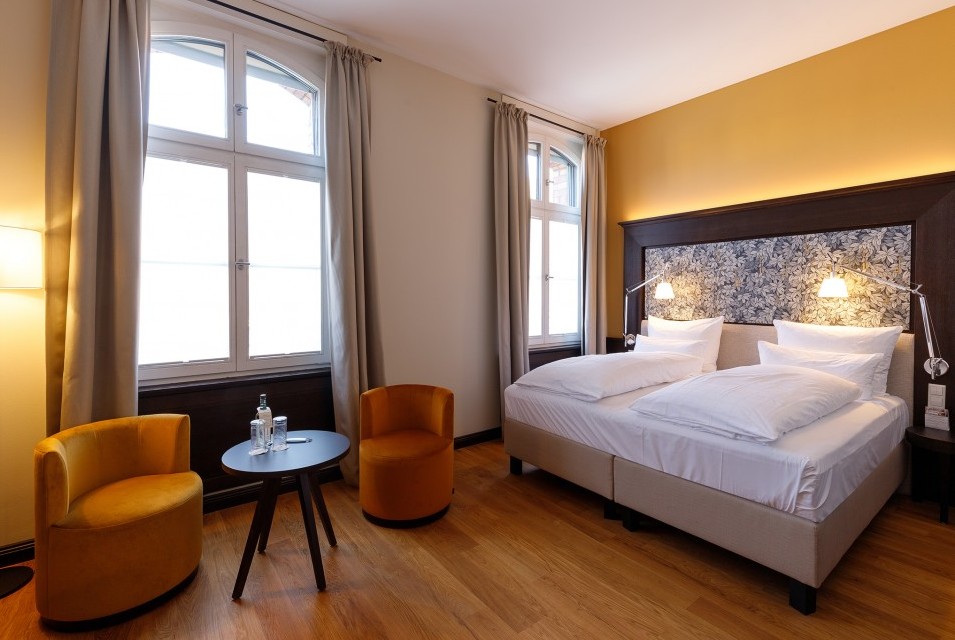 Stylish Superior double room at Hotel Alte Post Konstanz featuring air conditioning, double bed, hardwood flooring, and premium amenities 